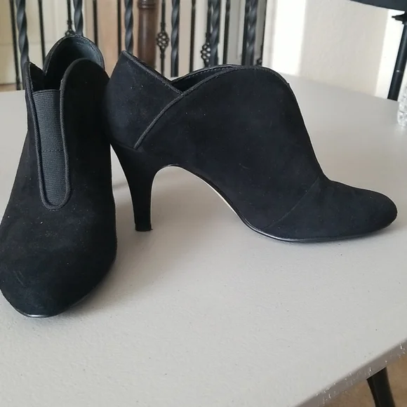 Adrienne Vittadini blk ankle boots. (Clearance) - Picture 2 of 6